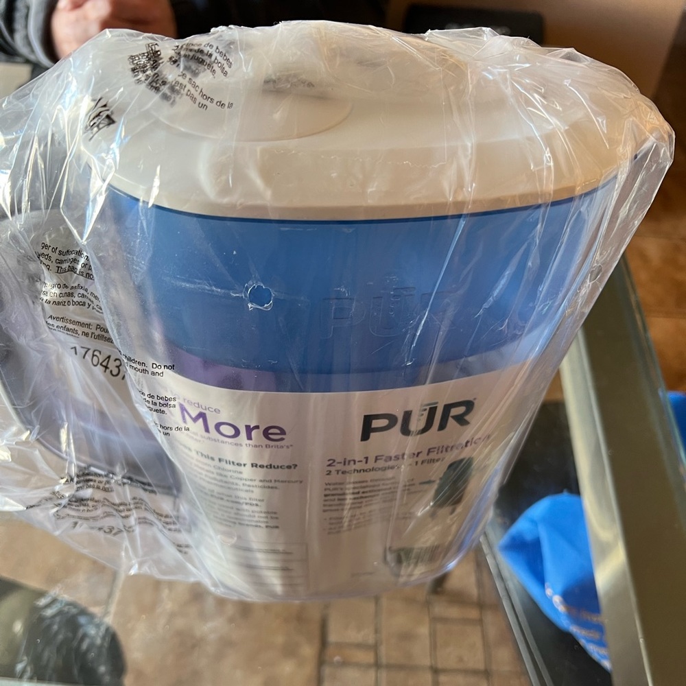 Pur 2-in-1 faster filtration 7 cup pitcher filtration.Never opened.